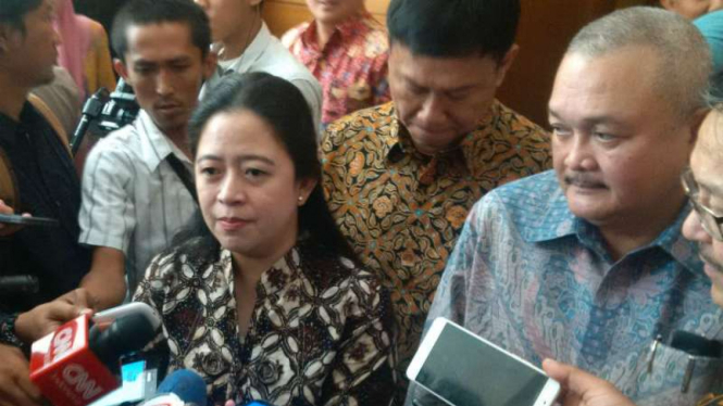 Menteri Koordinator Pembangunan Manusia dan Kebudayaan, Puan Maharani (kiri), didampingi Gubernur Sumatera Selatan, Alex Noerdin, di Palembang pada Rabu, 25 Januari 2017.