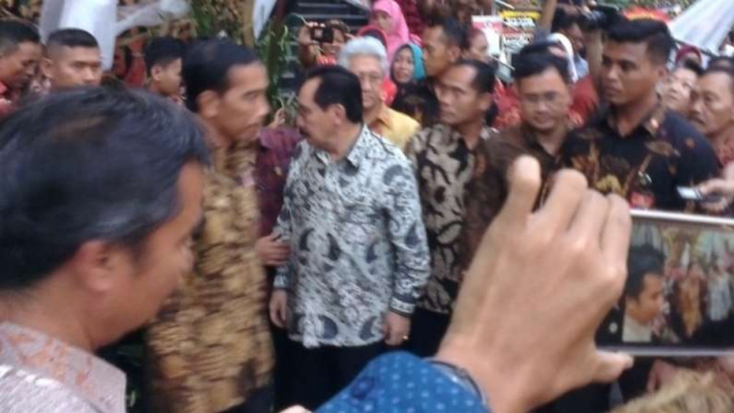 Momen saat Antasari Azhar bertemu dengan Presiden Jokowi.
