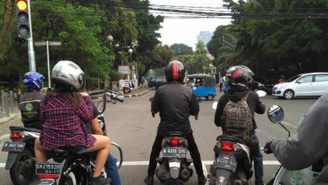 Pesepeda motor tampak tertib di lampu merah Menteng. (Foto ilustrasi).