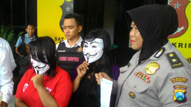 Tersangka prostitusi online (bertopeng) dirilis polisi di Markas Polrestabes Surabaya, Jawa Timur, pada Kamis, 25 Januari 2017.