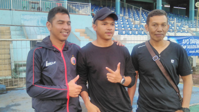 Asisten pelatih Persija, Jan Saragih, bersama Edwardo Senaen (tengah)