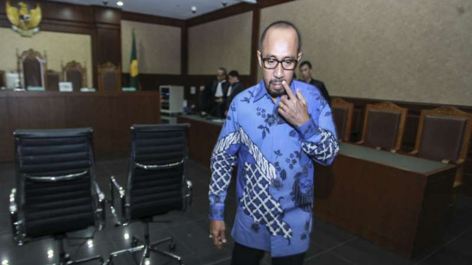 Anggota DPR dari Fraksi PAN, Andi Taufan Tiro, bersalah menerima suap Rp7,4 miliar.