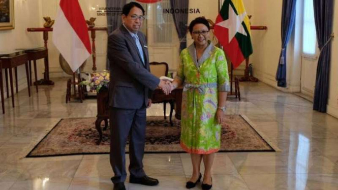 Menlu Retno Marsudi dan Menteri Informasi Myanmar U Pye Mint.