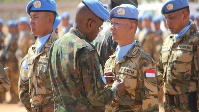 Soldados do TNI em Darfur, no Sudão, recebem uma medalha de honra da ONU