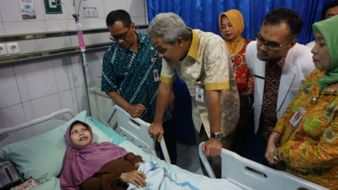 Gubernur Jawa Tengah Ganjar Pranowo menjenguk Sulami 'Manusia Kayu' di Solo, Rabu, 25 Januari 2017.