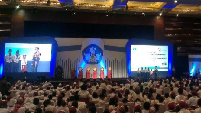 Presiden Jokowi berikan KIP ke ribuan siswa yatim piatu