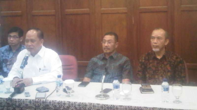 Rektor Universitas Islam Indonesia (UII), Harsoyo (paling kanan), bersama Menristek Dikti M Nasir saat menyampaikan pernyataan pengunduran dirinya, Kamis (26/1/2017)
