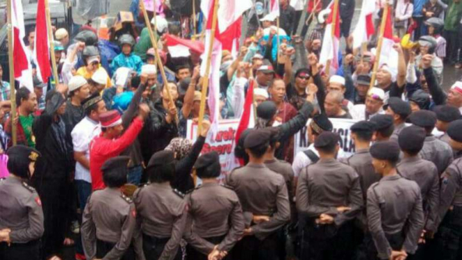 Massa penolak Rizieq Shihab dan Bachtiar Nasir saat berdemonstrasi di Markas Polda Jatim, Surabaya, pada Kamis, 26 Januari 2017.