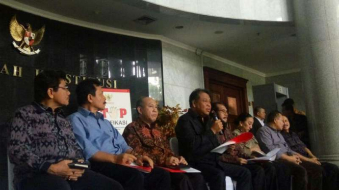 Konferensi pers Ketua Mahkamah Konstitusi (MK) Arief Hidayat terkait penangkapan hakim MK, Patrialis Akbar oleh KPK, di Gedung MK, Jakarta, Kamis, 26 Januari 2017.