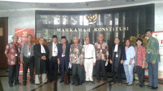 Ketua PPSDS Jatim, Muthowif (dua dari kiri) saat mengikuti sidang di MK, Jakarta