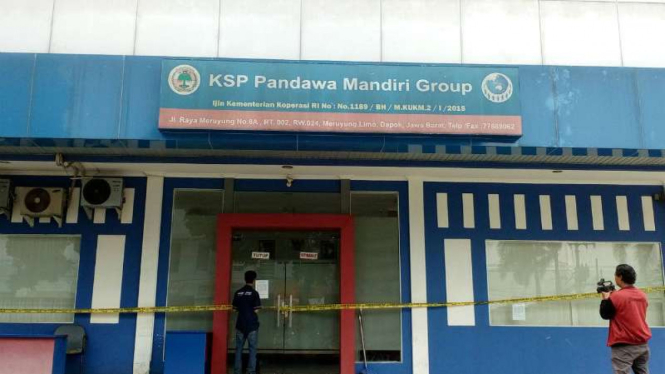 Polisi menyegel dua kantor koperasi simpan-pinjam Pandawa Mandiri Group di kawasan Jalan Raya Meruyung, Limo, Depok, Jawa Barat, pada Kamis, 26 Januari 2017.