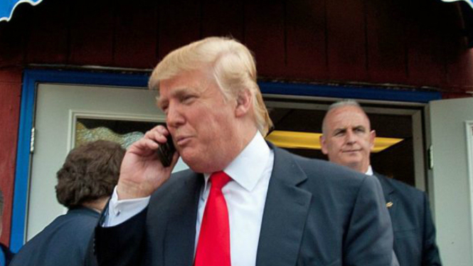 Presiden AS, Donald Trump sedang berbicara melalui telepon.