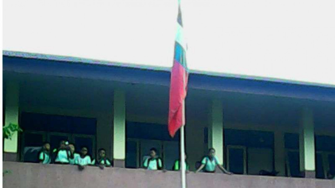 Bendera RMS sempat berkibar di SDN Inpres Kudamati, Ambon, Maluku, Jumat, 27 Januari 2017.