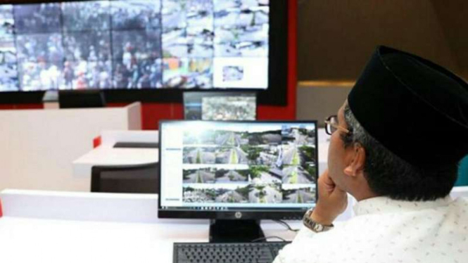 Wali Kota Makassar, Mohammad Ramdhan Pomanto, mengamati monitor-monitor yang terkoneksi CCTV di Makassar pada Jumat, 27 Januari 2017.