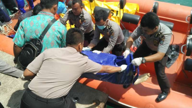 Sebanyak sembilan mayat diduga TKI ilegal ditemukan bergeletakan di perairan Kepulauan Riau, Jumat (27/1/2017). Diduga mereka adalah korban kapal tenggelam pada pekan lalu.