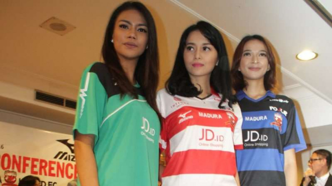 Tiga model wanita mengenakan kostum baru Madura United