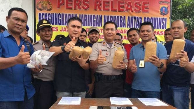 Kepolisian Daerah Sumatera Utara menunjukkan barang bukti sabu seberat 7 kilogram yang berhasil diamankan dari seorang pengedar, Jumat (27/1/2017)