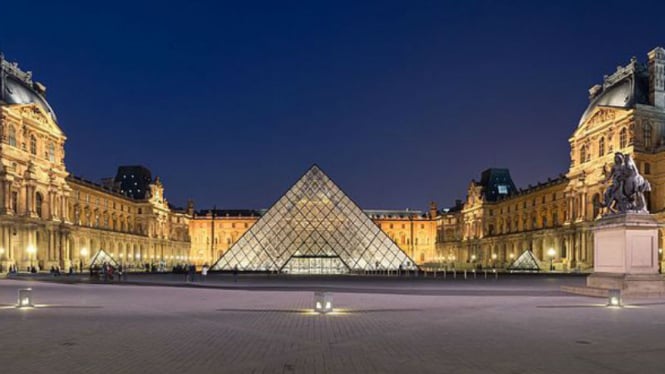 Louvre Museum, Paris, Prancis.