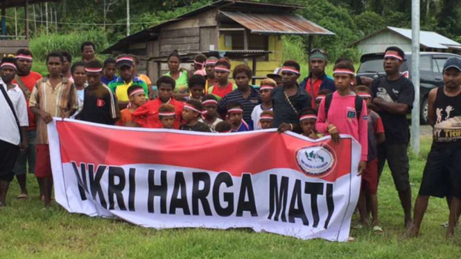 Puluhan warga Papua menggelar aksi menolak petisi kemerdekaan Papua di perbatasan RI-Papua Nugini, sekira 200 meter dari Markas OPM Viktoria, pada Jumat, 27 Januari 2017.