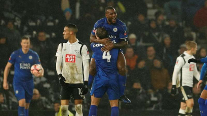 Kapten Leicester City, Wes Morgan rayakan gol ke gawang Derby
