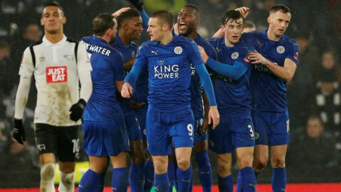 Para pemain Leicester City rayakan gol Wes Morgan