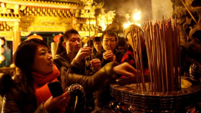 Warga China berdoa menyambut datangnya tahun Ayam Jago.