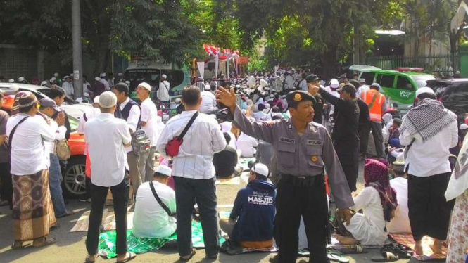 Massa pengajian bela ulama di Surabaya