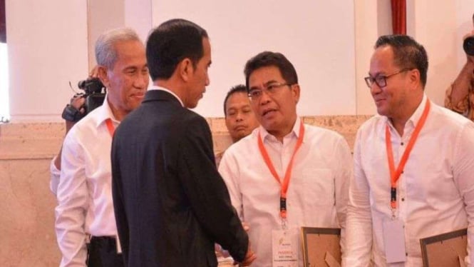 CEO PT Telkom Alex J. Sinaga (tengah) dan Presiden Joko Widodo.