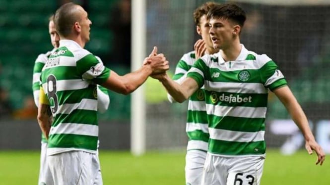 Para pemain Celtic FC merayakan gol