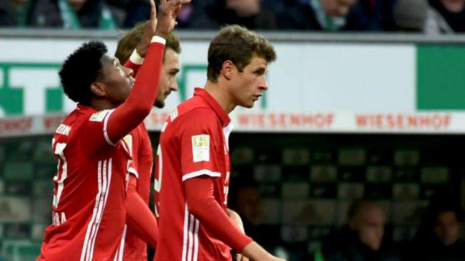 Para pemain Bayern Munich rayakan gol David Alaba