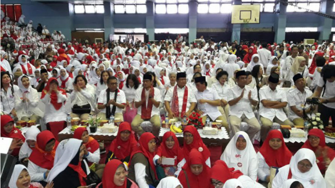 Anies-Sandi kampanye di GOR Jakarta didampingi Prabowo Subianto.