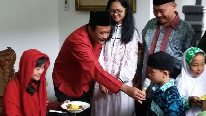 Cawagub DKI nomor dua, Djarot Saiful Hidayat bersama Hapsa (baju putih).