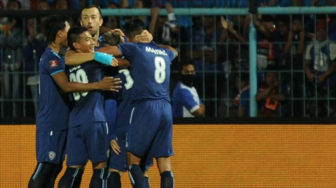 Para pemain Arema FC merayakan gol