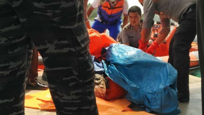 Polda Kepulauan Riau menemukan lagi jenazah korban kapal pengangkut TKI ilegal yang tenggelam di perairan Tanjung Kemang, Johor Bahru, Malaysia, pada Minggu, 29 Januari 2017.