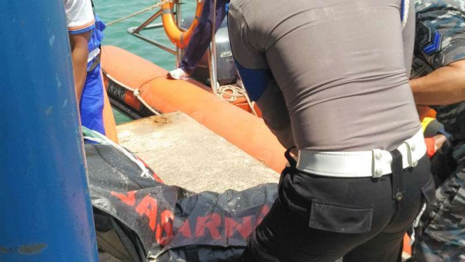 Aparat Polda Kepri mengevakuasi jenazah korban kapal tenggelam di perairan Bintan dan Batam pada Minggu, 29 Januari 2017.
