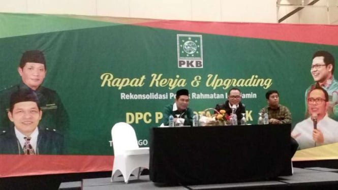 Menteri Ketenagakerjaan, Hanif Dhakiri, menghadiri rapat kerja PKB Depok di Depok, Jawa Barat, pada Minggu, 29 Januari 2017.