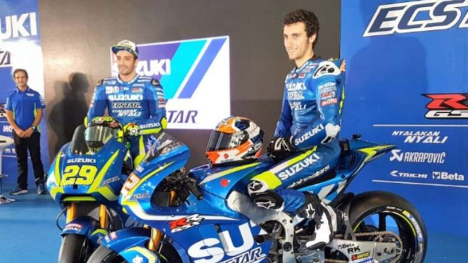 Andrea Iannone dan Alex Rins saat perkenalkan motor Suzuki musim 2017.