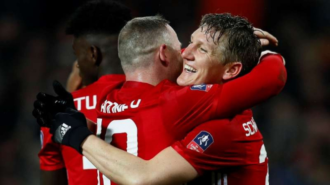 Pemain Manchester United rayakan gol Bastian Schweinsteiger