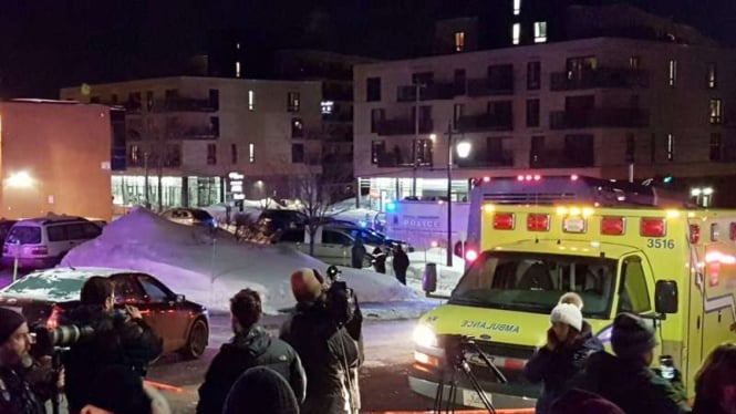 Mobil ambulans di dekat penembakan di suatu masjid di Kota Quebec, Kanada.