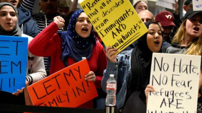 Aksi unjuk rasa terjadi di bandara international Dulles di Chantilly, Virgiana.