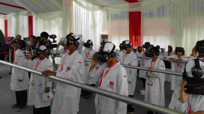 Siswa SMP mencpba senasi menjelajah luar angkasa dengan perangkat Virtual Reality. 