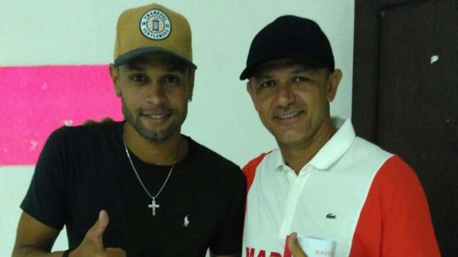 Penyerang Madura United, Luiz Carlos Junior (kiri)