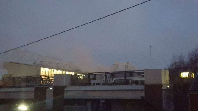 Asap tebal terlihat keluar dari tribun selatan Old Trafford