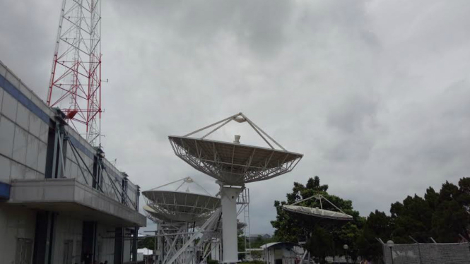 Suasana di luar Stasiun Pengendali Utama Satelit Telkom, Kelapa Nunggal, Bogor, Jawa Barat.