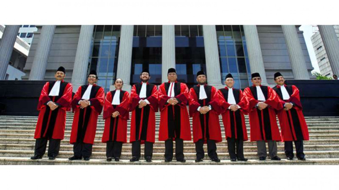 Sembilan hakim saat berfoto di depan gedung Mahkamah Konstitusi beberapa waktu silam. 