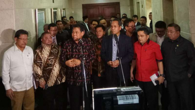 Ketua Mahkamah Konstitusi, Arief Hidayat (depan-ketiga dari kiri), usai rapat konsultasi dengan Komisi III DPR RI di gedung MK, Jakarta, pada Senin, 30 Januari 2017.