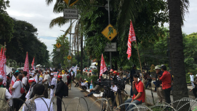 Massa FPI demo selama sidang Ahok
