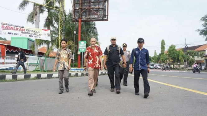 Rektor UII Harsoyo saat memenuhi panggilan Polres Karanganyar Yogyakarta terkait kematian tiga mahasiswanya, Selasa (31/1/2017)