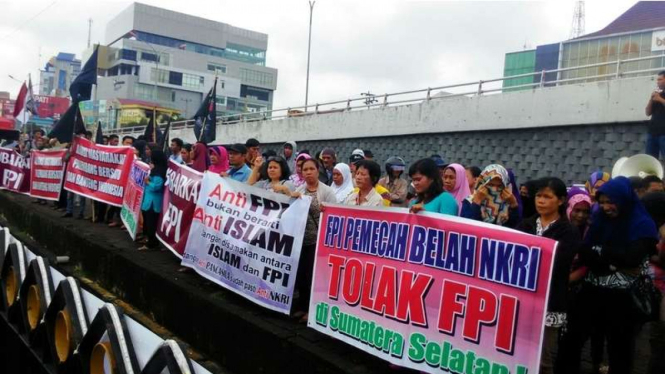 Aksi unjuk rasa gabungan organisasi kemasyarakatan di Kota Palembang Sumatera Selatan yang mendesak agar FPI dibubarkan, Selasa (31/1/2017)