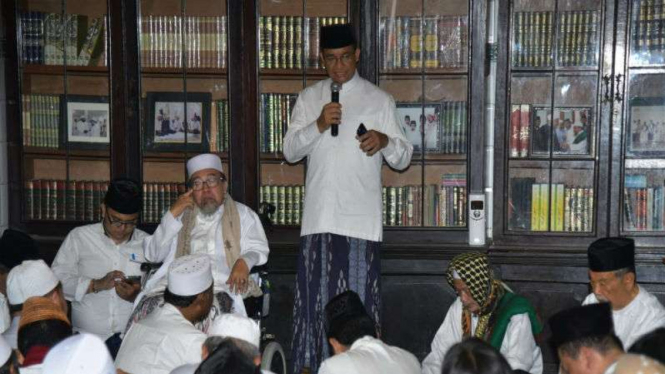 Cagub DKI Anies Baswedan bersama KH Syaifuddin Amsir 